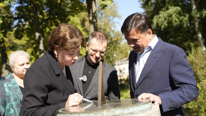 В усадьбе Лыткарино открылся сквер с бюстом учителя Петра Великого