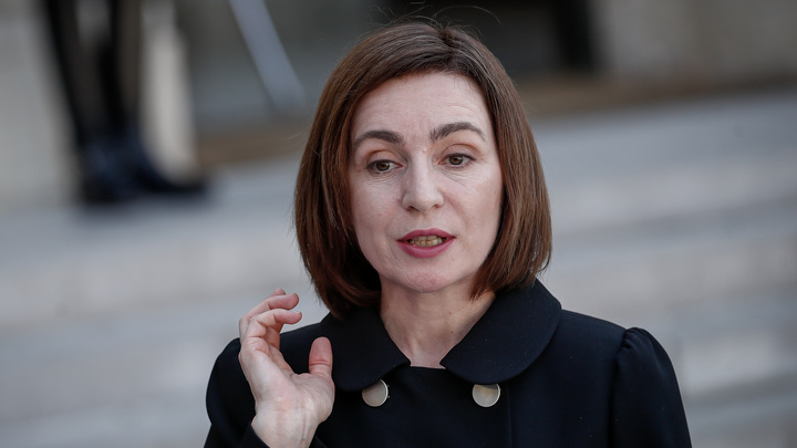 Веники, лозунги и городок перемен: Десятки тысяч жителей Молдавии вышли на митинг