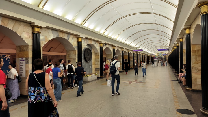 Василеостровскую и Адмиралтейскую закрыли на вход из-за увеличения пассажиропотока