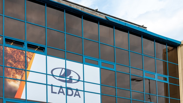 На «АвтоВАЗе» начали выпускать автомобили Lada Vesta с обновлённой комплекцией