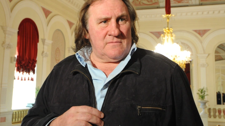 Два микрокредита оформили мошенники на Жерара Депардье в России