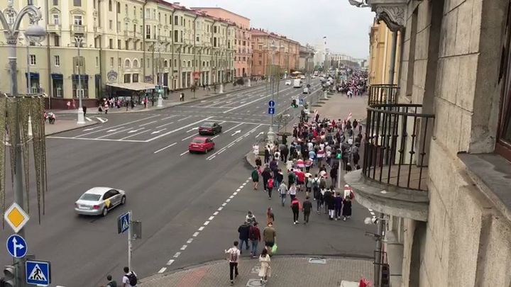 Митингующие дошли до президентского дворца в Минске. И... развернулись, услышав призыв