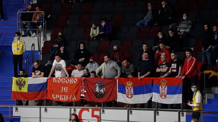 Тысячи болельщиков Сербии дали отпор НАТО и поддержали Россию прямо на стадионе — видео