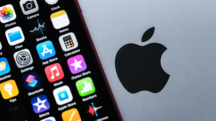 Компания Apple перестала продавать технику русским: как санкции ударили по людям