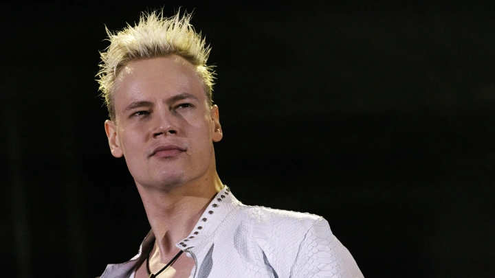 Поцелуй SHAMAN и Мизулиной во время визита в московскую школу попал на видео