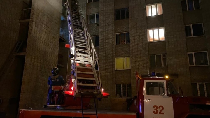 Один погиб, 25 человек спасли: в общежитии в Бердске сгорела квартира