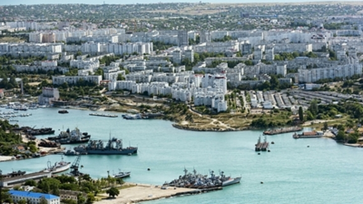 Жители Севастополя встали в очереди за продуктами и бензином