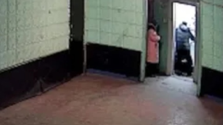 В Челябинске камера сняла девочку, которая стала свидетелем убийства в лифте
