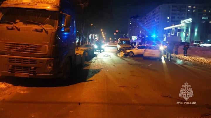 Водителя иномарки зажало в салоне после тройного ДТП на улице Котовского в Новосибирске