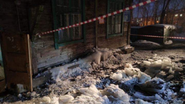 СК возбудил дело после падения глыбы льда на подростка в Новосибирске