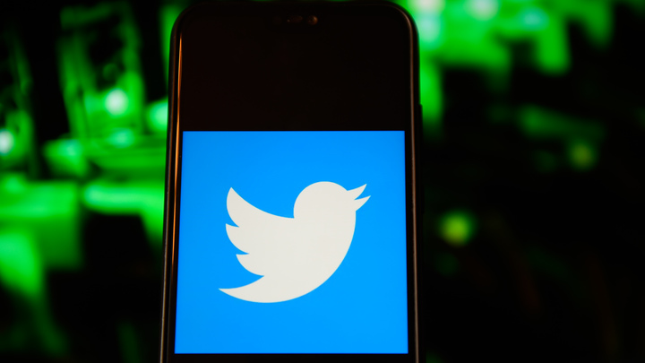 Слева Гитлер, справа Гоголь: Twitter до слёз насмешили новые кроссовки PU