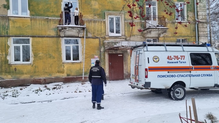 В Нижнем Тагиле двухлетний малыш запер маму на балконе в снегопад