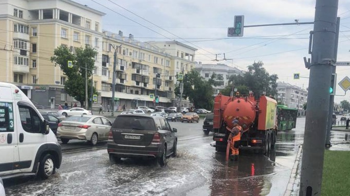В Челябинске легковой автомобиль получил гидроудар в луже на Меридиане