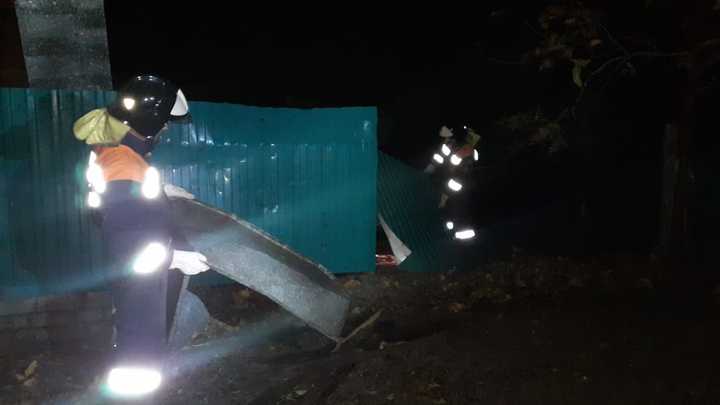 Из-за шквалистого ветра и дождя поселок Ейского района остался без света