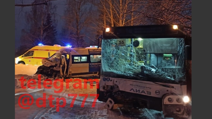 Автобус и маршрутка в лоб столкнулись в Сергиевом Посаде