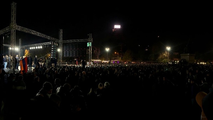 В Ереване проходит многотысячный оппозиционный митинг, возглавляемый Робертом Кочаряном