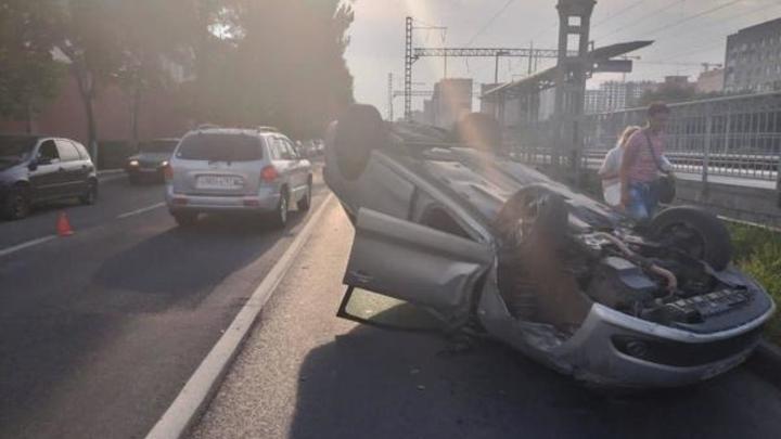 В Ростове-на-Дону на Нансена произошла авария с перевёртышем