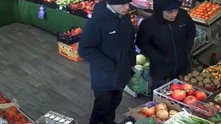В Новосибирской области ищут укравших деньги из кассы мужчин