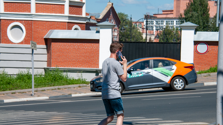 Ребёнок выскочил прямо под колёса автомобиля в Челябинске