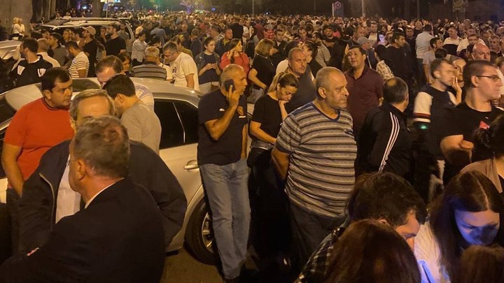 Протестующие в Ереване перекрыли проспект Баграмяна и собираются искать “бункер Пашиняна”