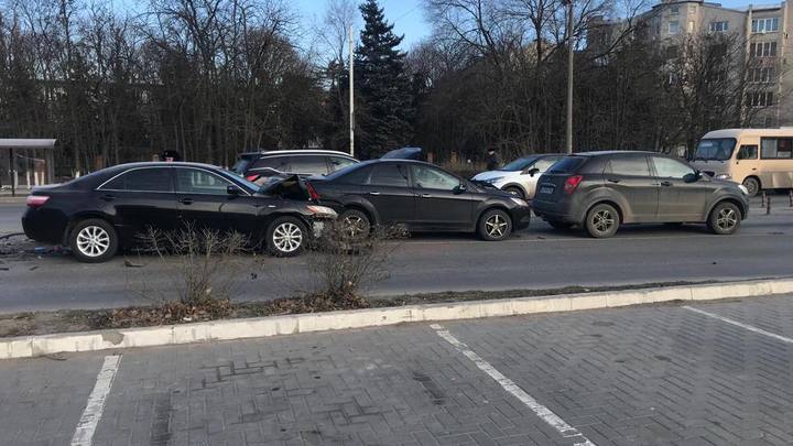 В Новочеркасске в массовой аварии с пятью автомобилями пострадал человек