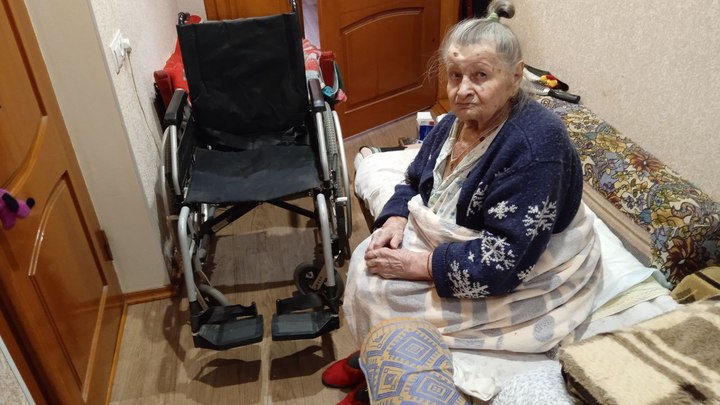 В Новую Каховку доставили инвалидную коляску для 93-летней жительницы