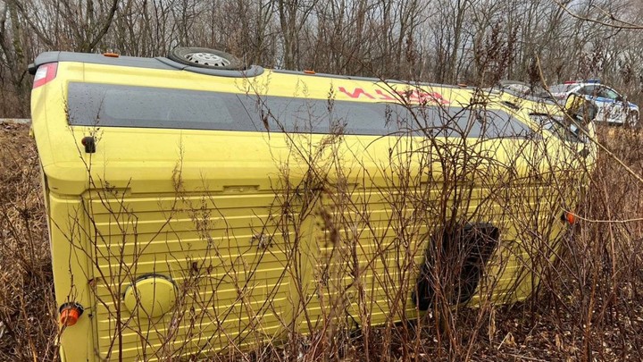 Восемь детей пострадали в ДТП с перевернувшимся школьным автобусом в Приморье
