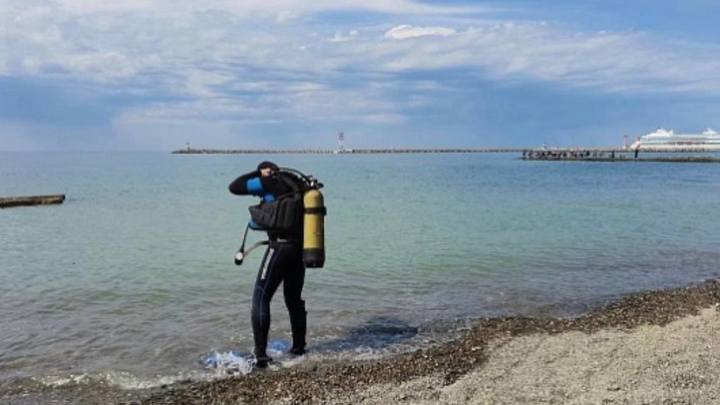 В Сочи перед началом летнего сезона проводится водолазы обследуют дно на городских пляжах