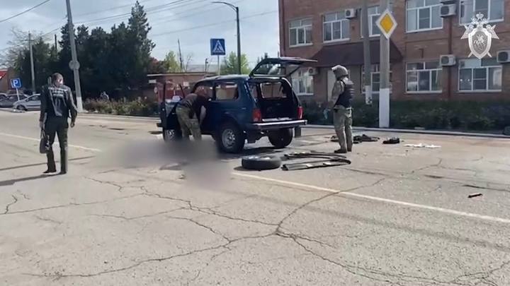 В Ейске мужчина, который заперся в машине, подорвал себя