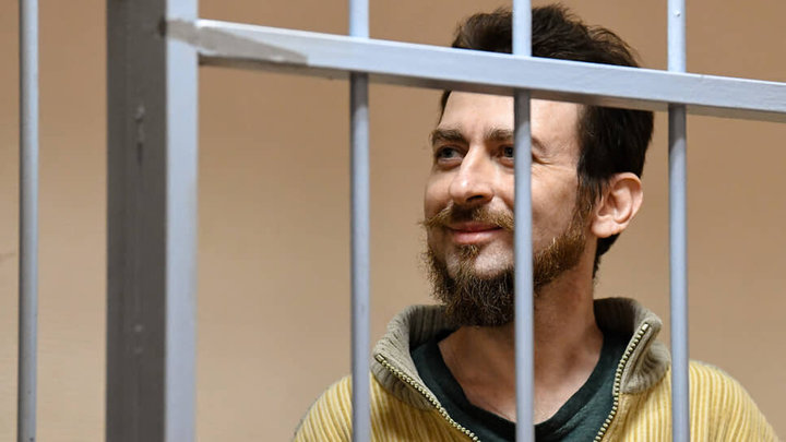 Осужденный за развращение мальчика режиссер Белостоцкий вернулся домой после СВО