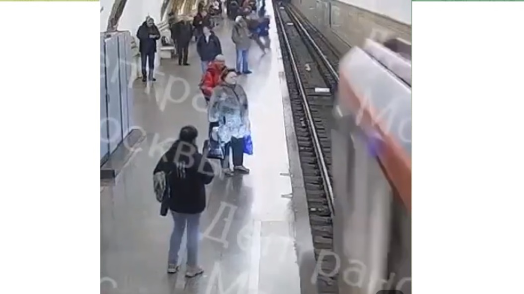Мужчина толкнул под поезд