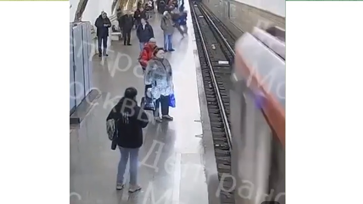 Под поезд столкнул 15-летнего подростка пожилой мужчина в Москве на станции метрополитена
