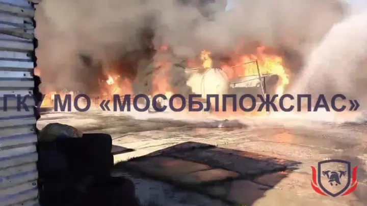 Появилось видео пожара в Бронницах где сгорели два бензовоза