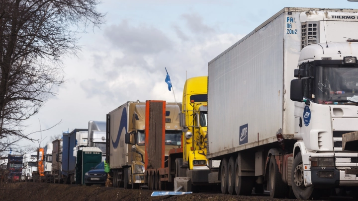 Цены ниже почти на треть, но есть проблема: Склады в России забиты нераспроданными грузовиками