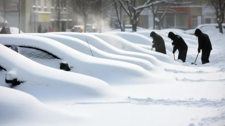 В двух городах России глыбы льда убили людей