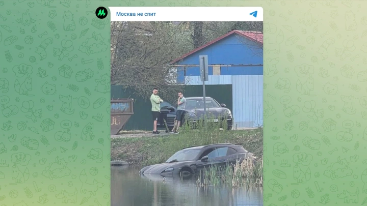 Затонувший в пруду Porsche в Химках сняли на видео