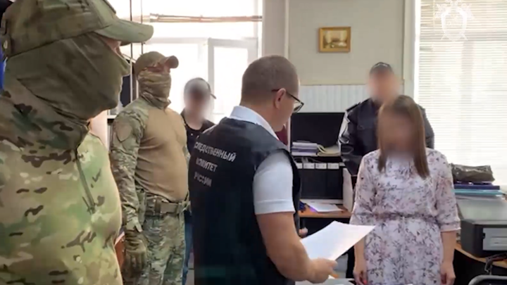 В Абинске сотрудница полиции за взятки выдавала загранпаспорта