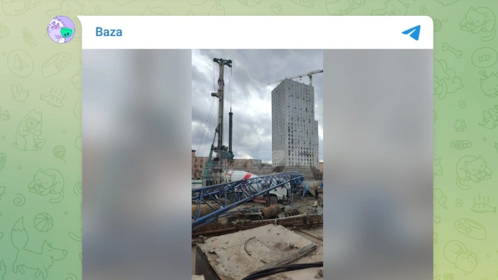 Строительный кран рухнул на бетономешалку в Москве