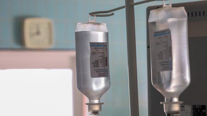 Десятки русских туристов лежат в Турции под капельницами из-за аллергии на солнце