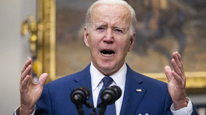 Странный жест Байдена на месте расстрела школьников поставил американцев в тупик