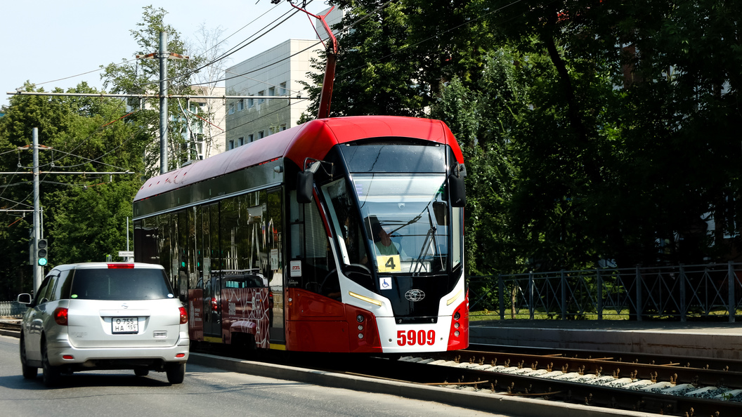 Первыми пассажирами трамвая в Академическом районе Екатеринбурга стали ...