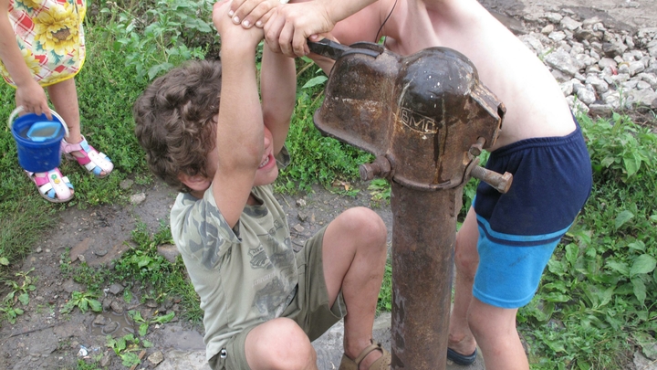 На Урале для ремонта поселковой колонки потребовалось вмешательство областных властей