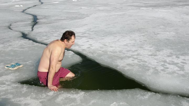 Затянуло под лёд: Украинец не смог выплыть после прыжка в прорубь