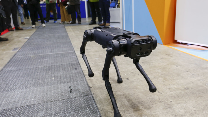 Китай на заявления США показал отжимающихся роботов. Их десятки, и они умные: Где лого Скайнет?