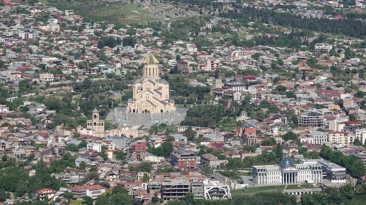 Протесты в Грузии нарастают: У здания парламента собралась толпа