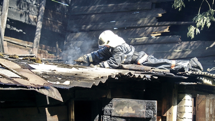 Запорожские правоохранители вытащили беременную женщину из горящего дома
