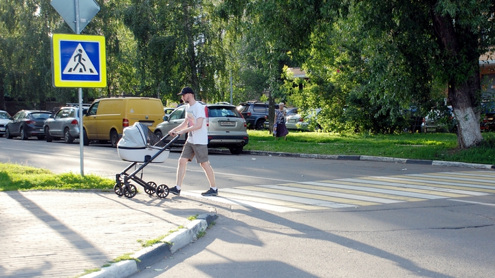 В Комсомольске-на-Амуре младенца в коляске на всю ночь оставили на улице