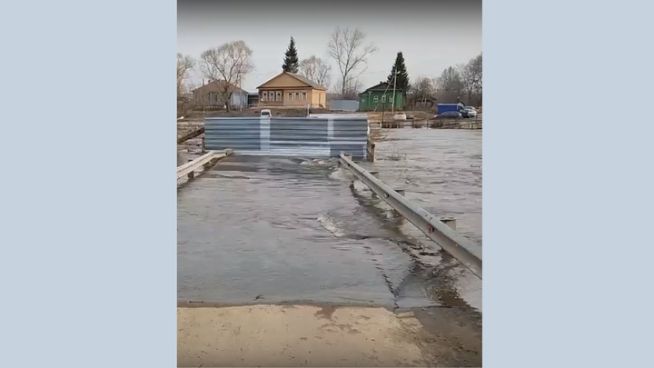 В Ивановской области Теза затопила деревянный пешеходный мост в селе Холуй