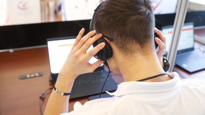 Всего один звонок раскрыл, как вербуют обливающих урны зелёнкой пенсионерок