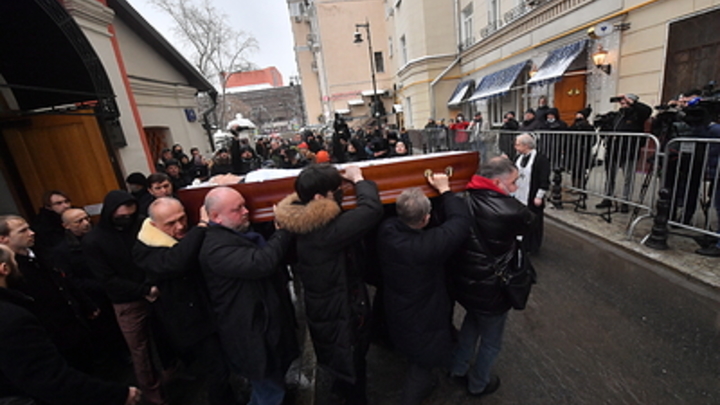 Похоронили тихо: Режиссёра Сергея Соловьева отпел сын его первой жены